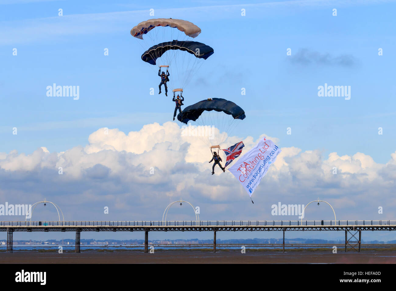 Drei Tiger Freefall ParachuteTeam Mitglieder gestapelt, sobald er sich vor dem Publikum in Southport Airshow landen Stockfoto