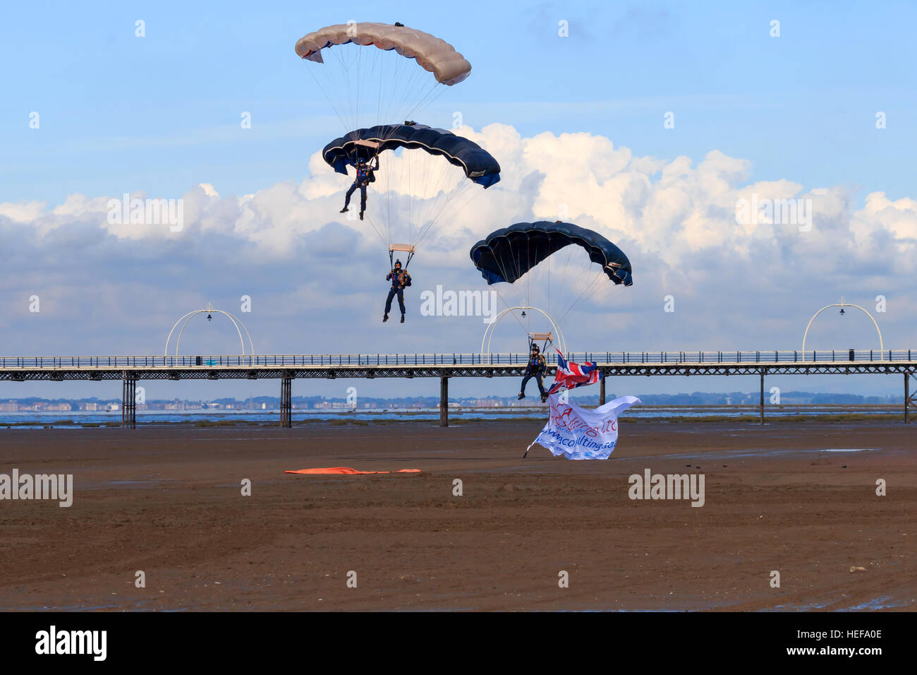 Drei Tiger Freefall ParachuteTeam Mitglieder gestapelt, sobald er sich vor dem Publikum in Southport Airshow landen Stockfoto