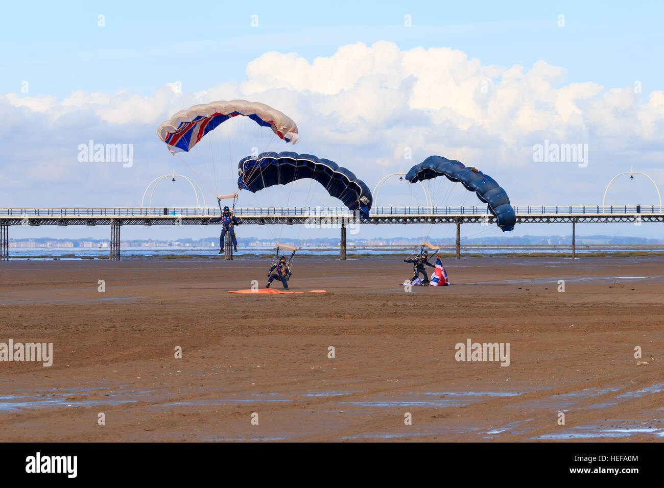 Drei Tiger Freefall ParachuteTeam Mitglieder gestapelt, sobald er sich vor dem Publikum in Southport Airshow landen Stockfoto
