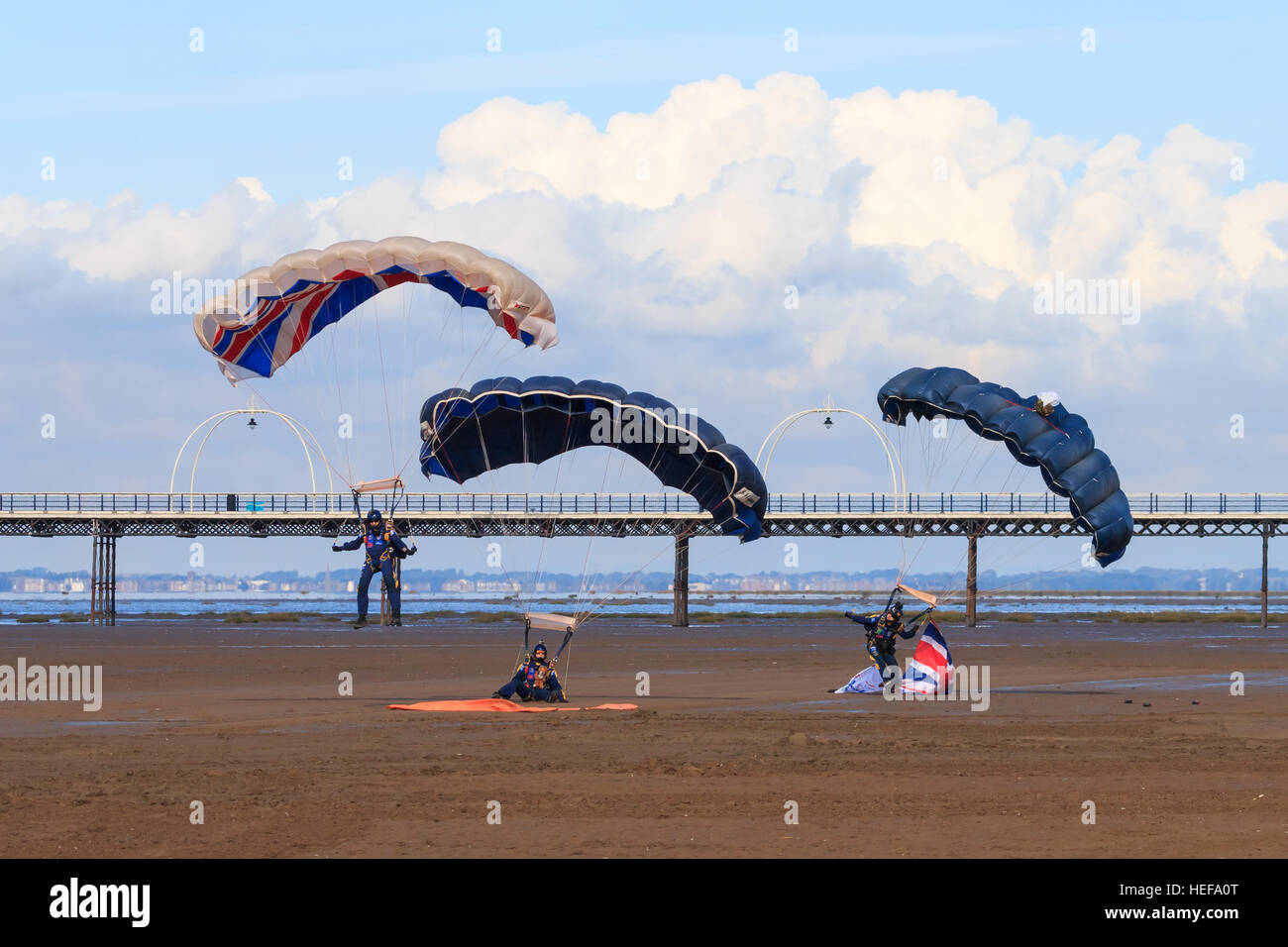 Drei Tiger Freefall ParachuteTeam Mitglieder gestapelt, sobald er sich vor dem Publikum in Southport Airshow landen Stockfoto