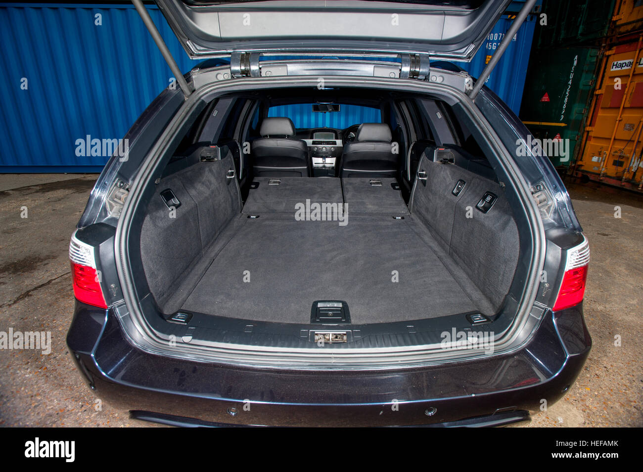 Großer Kofferraum eines BMW 540i 5-Serie Touring Kombi, E61 Form (E60 Kombi  2003-2010 Stockfotografie - Alamy