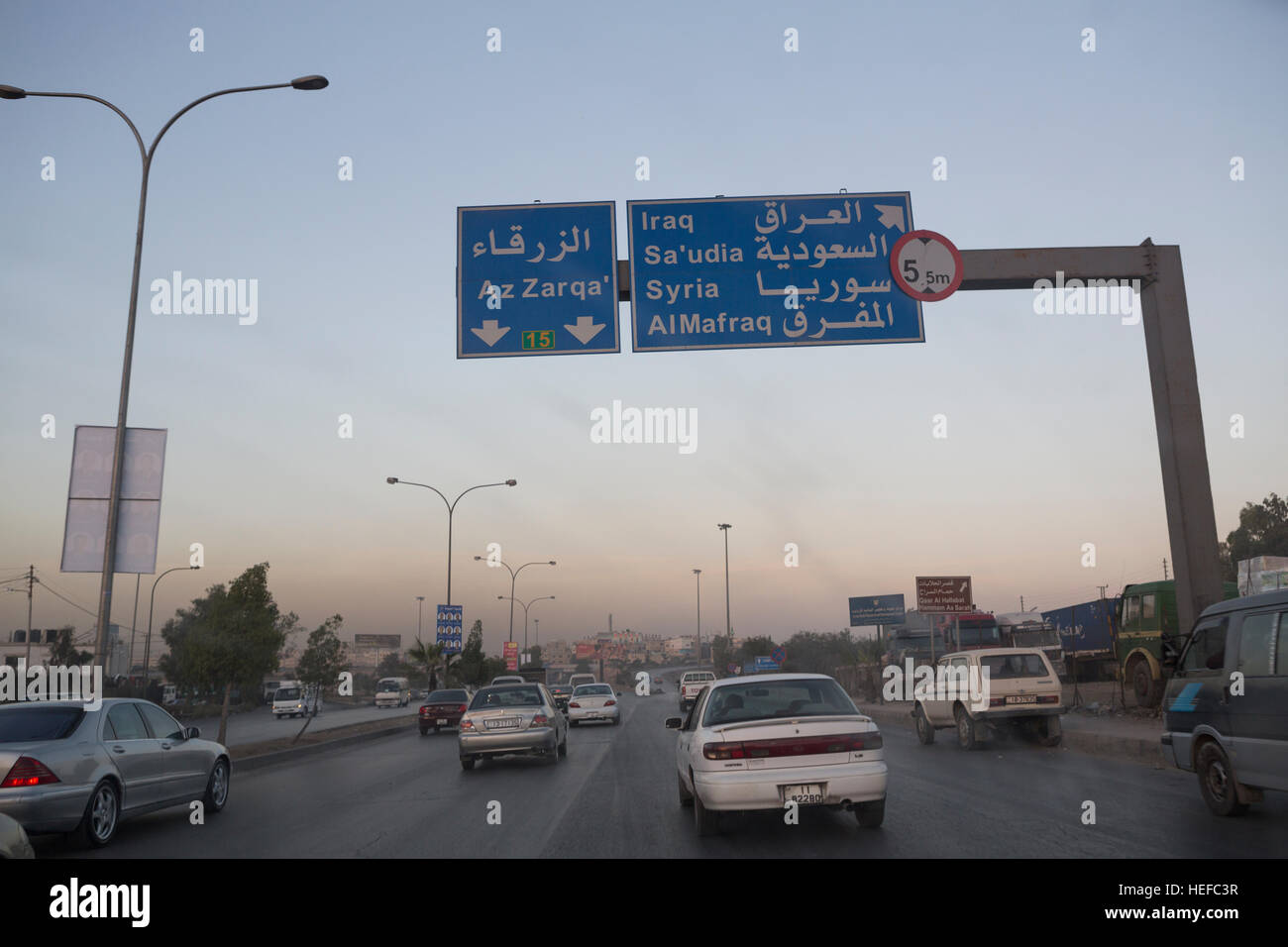Straßenschild in Amman, Jordanien mit seiner strategischen Lage im Nahen Osten. Stockfoto