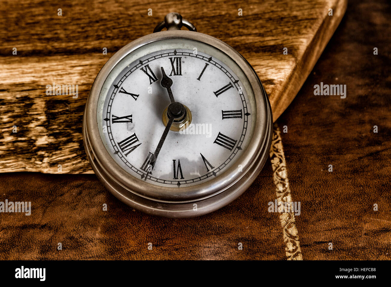 Alte Taschenuhr auf einem Leder gekrönt Schreibtisch Stockfoto