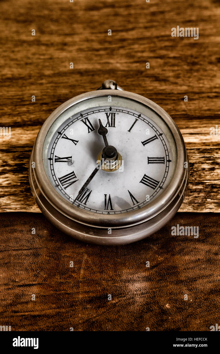 Alte Taschenuhr auf einem Leder gekrönt Schreibtisch Stockfoto
