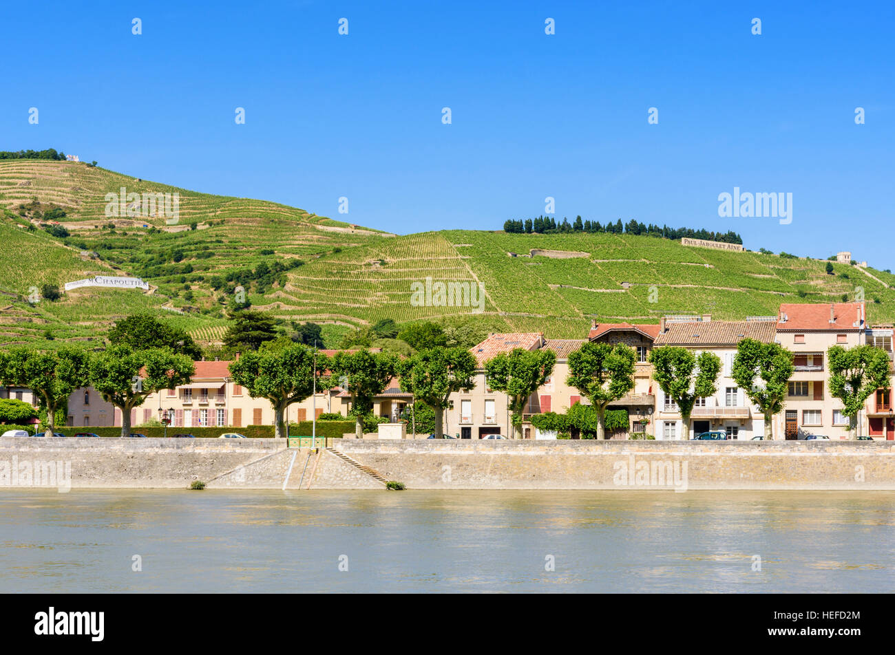 Blick auf die Hügel von Hermitage mit Blick auf dem linken Ufer des Flusses Rhône an der Stadt von Tain-l ' Hermitage, Drôme, Frankreich Stockfoto