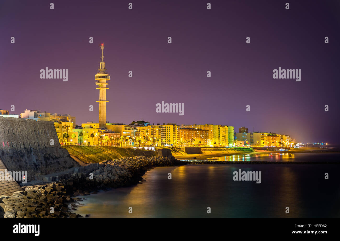 Nachtansicht von Cadiz mit Tavira II Tower - Spanien Stockfoto