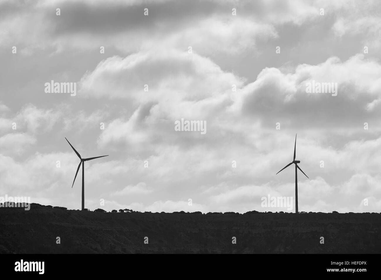 Windkraftanlagen in der Landschaft. Saubere alternative erneuerbare Energie. Horizontale Stockfoto