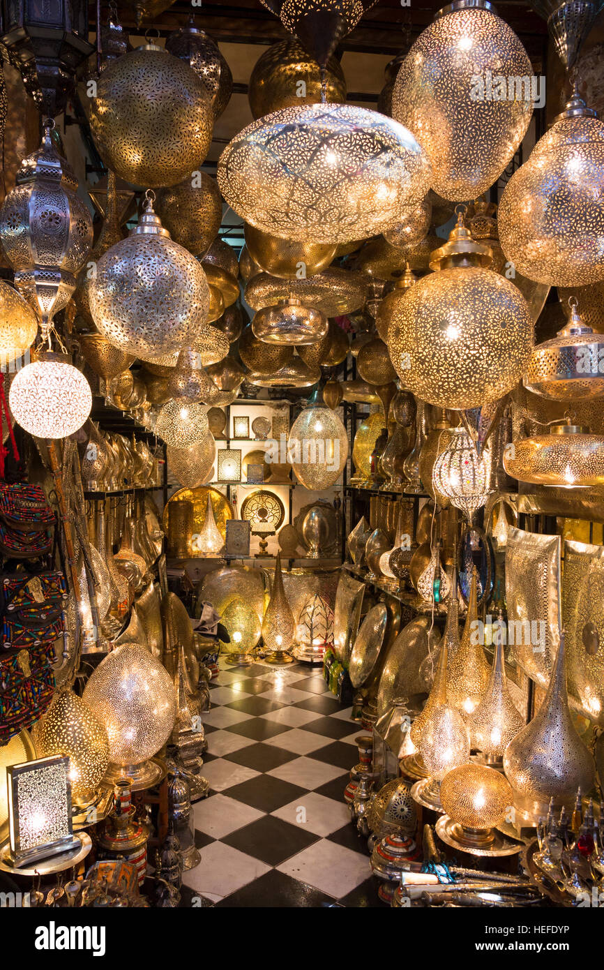 Auswahl an traditionellen Bestellartikel, Lampen in den Souks von Marrakesch. Der traditionelle Berber-Markt gehört zu den wichtigsten Attraktionen der Stadt. Stockfoto