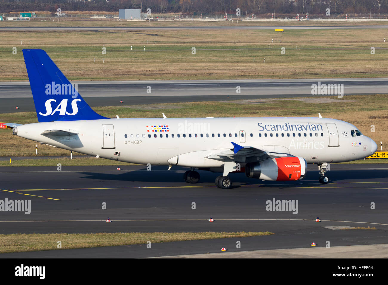 Airbus A319 von SAS Scandinavian Airlines Rollen vor dem Abheben vom Flughafen Düsseldorf Stockfoto