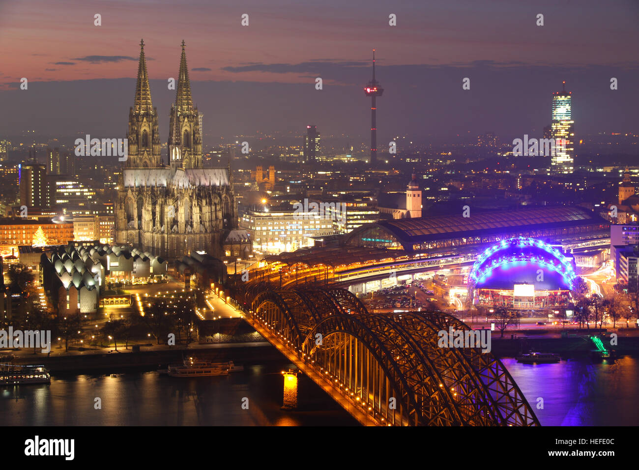 Riverside-Blick auf den Kölner Dom und Eisenbahn Brücke über den Rhein, Deutschland Stockfoto