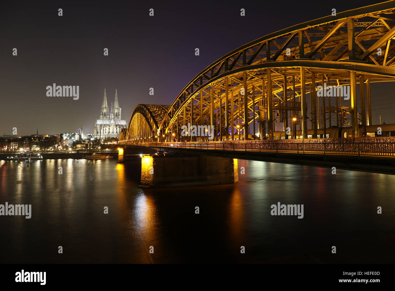 Riverside-Blick auf den Kölner Dom und Eisenbahn Brücke über den Rhein, Deutschland Stockfoto