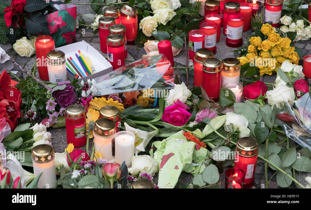 Kerzen und Blumen auf dem Weihnachtsmarkt in Berlin, am Tag nach dem Terroranschlag Stockfoto