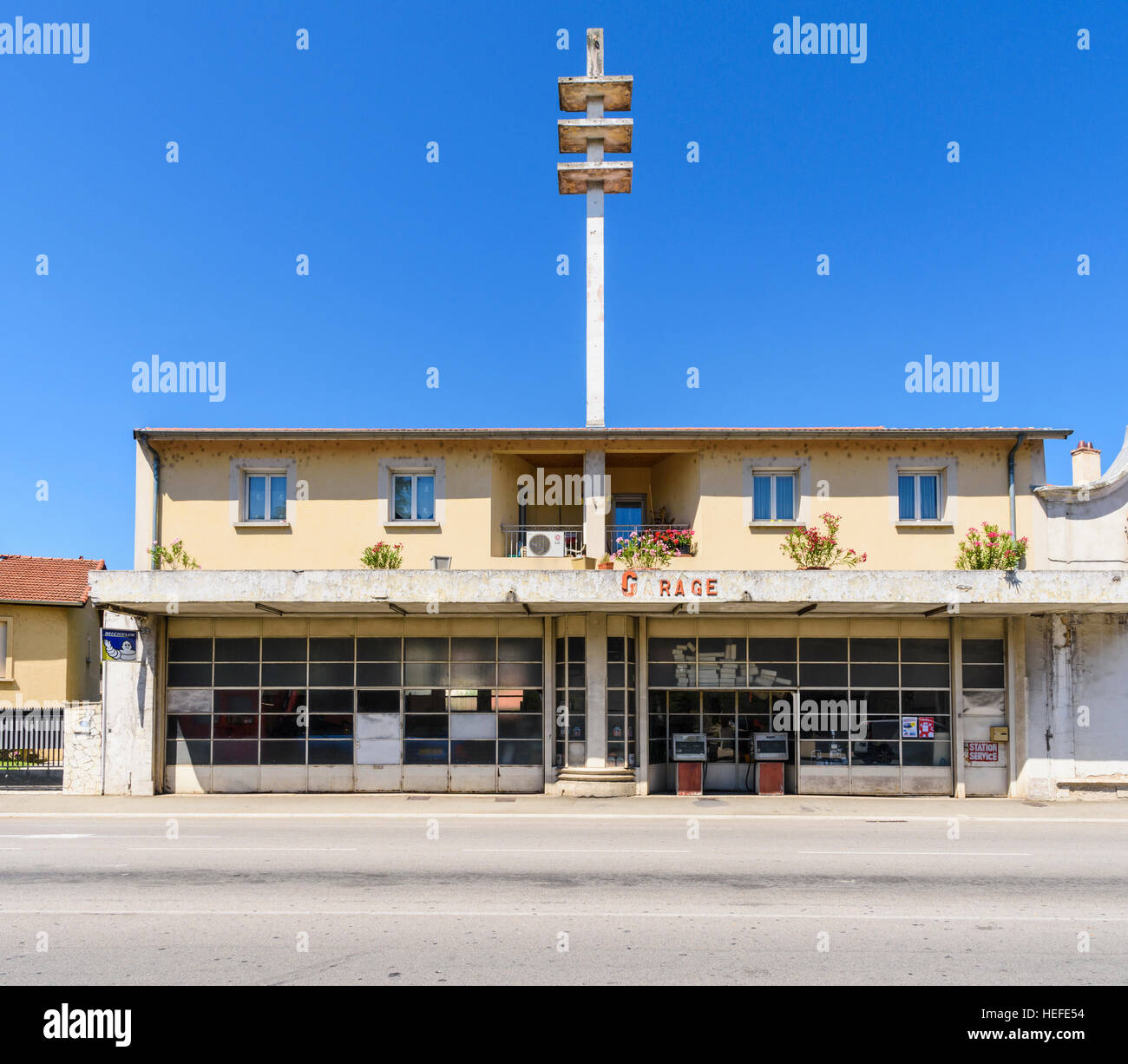 Alte Auto-Reparatur-Shop und Tankstelle in Tain-l ' Hermitage, Drôme, Auvergne, Rhône-Alpes, Frankreich Stockfoto