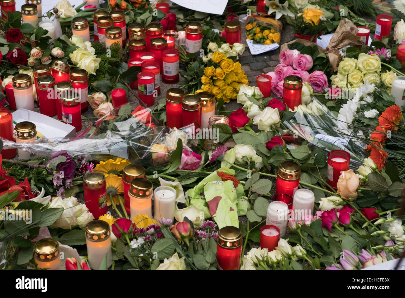 Kerzen und Blumen auf dem Weihnachtsmarkt in Berlin, am Tag nach dem terroristischen Anschlag. Stockfoto