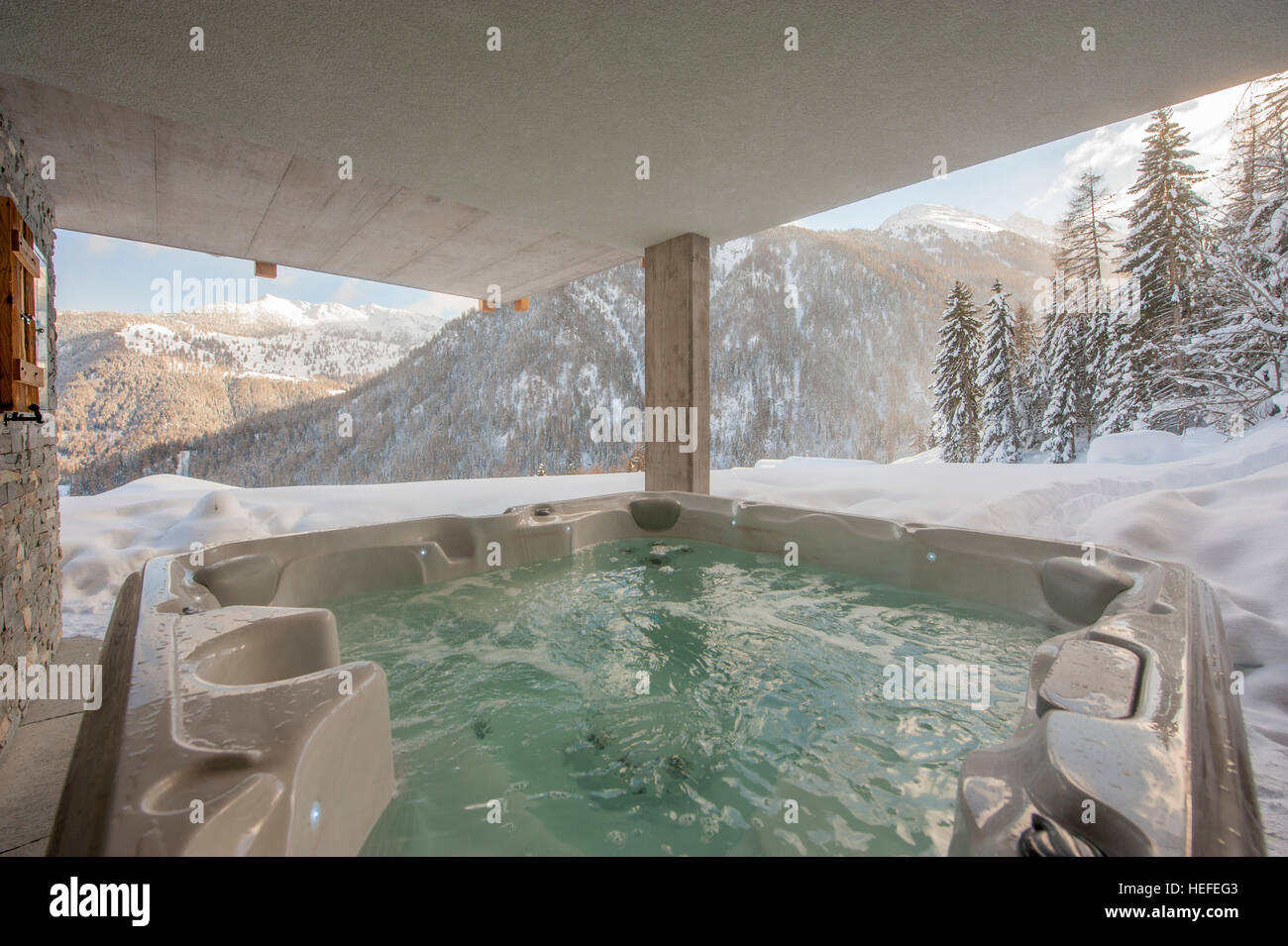 Hot Tub Snow Trees Stockfotos und -bilder Kaufen - Alamy