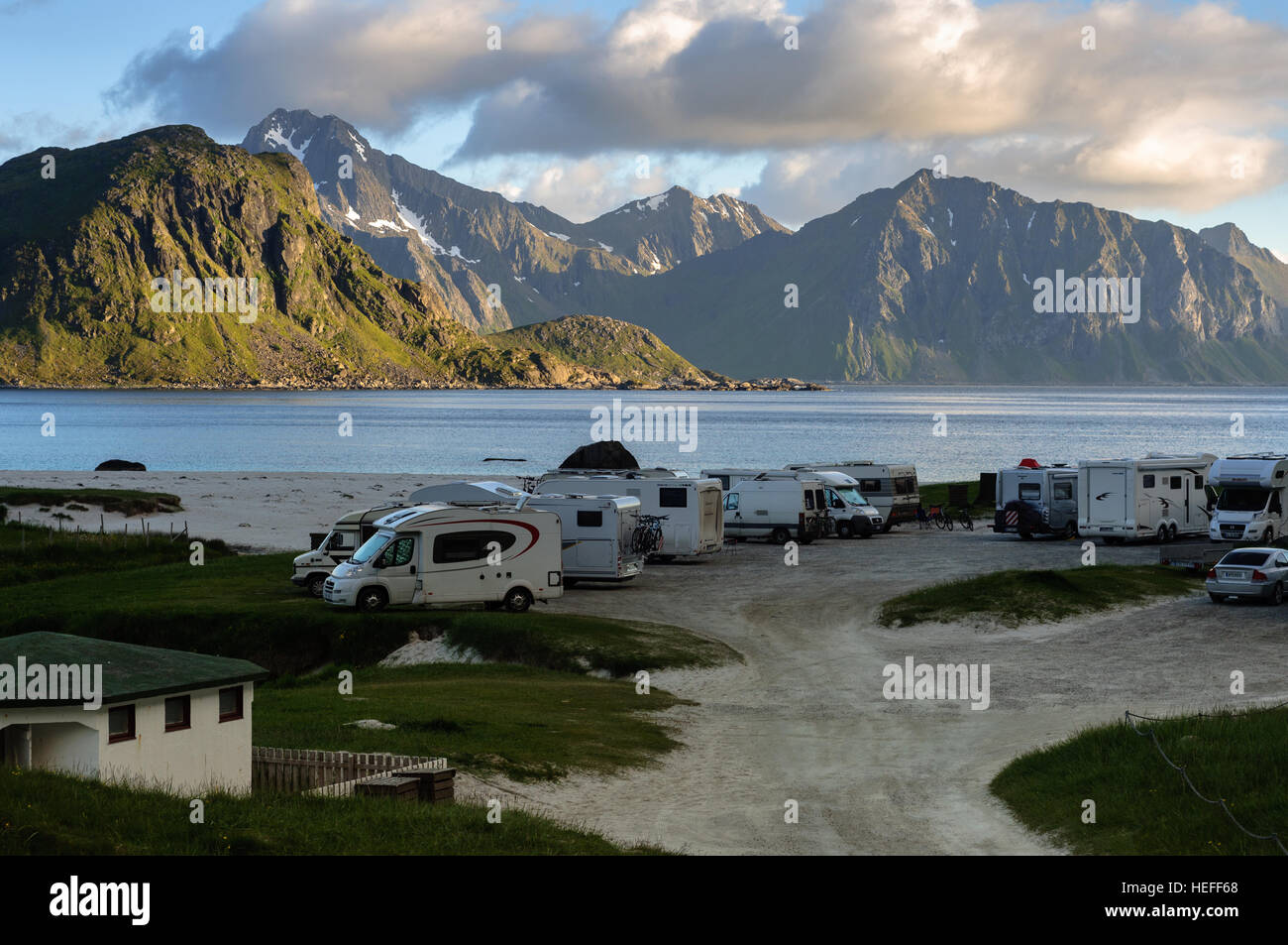 Urlaub im Wohnmobil. Wohnwagen Autos im Campingplatz an der Küste. Schöne Natur Norwegen Berge Landschaft. Stockfoto