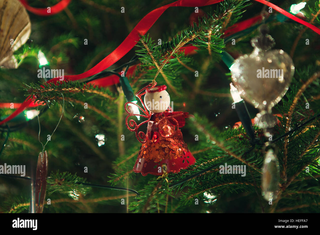 Christbaumschmuck mit Kugeln Stockfoto