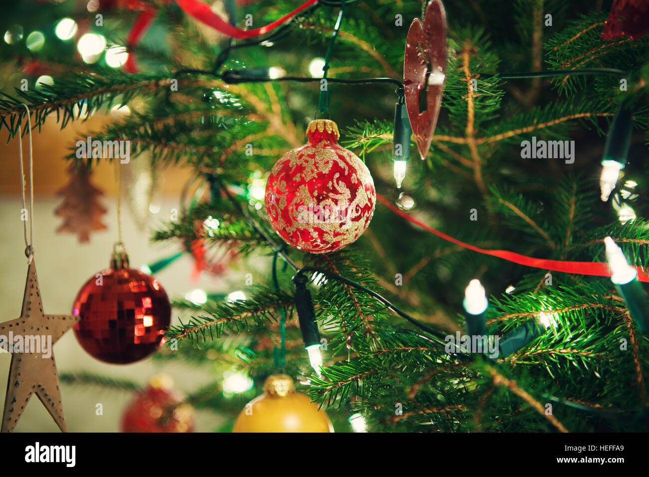 Christbaumschmuck mit Kugeln Stockfoto