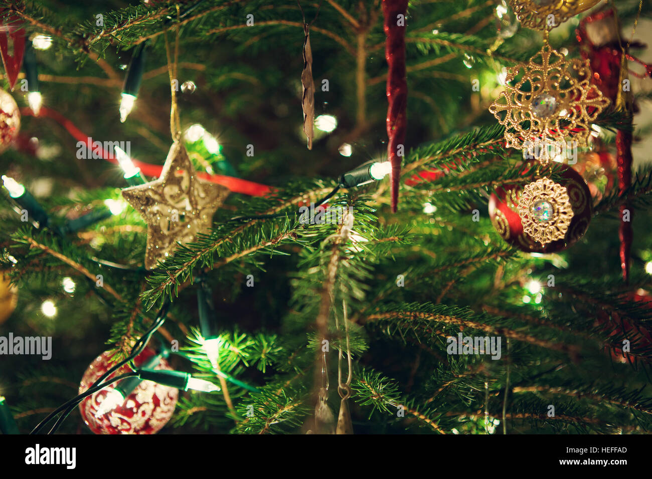 Christbaumschmuck mit Kugeln Stockfoto