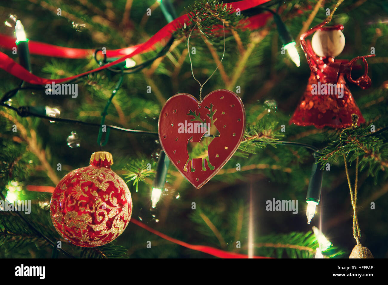 Christbaumschmuck mit Kugeln Stockfoto