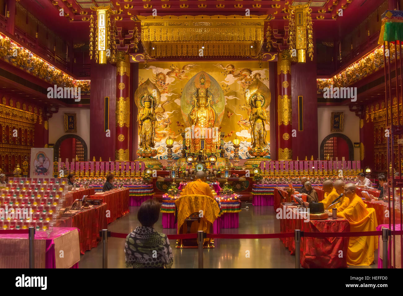 Innere des Buddha Tooth Relic Tempels in Chinatown, Singapur Stockfoto