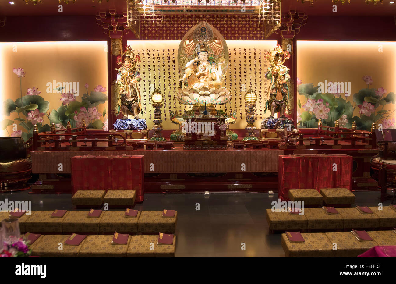 Innere des Buddha Tooth Relic Tempels in Chinatown, Singapur Stockfoto