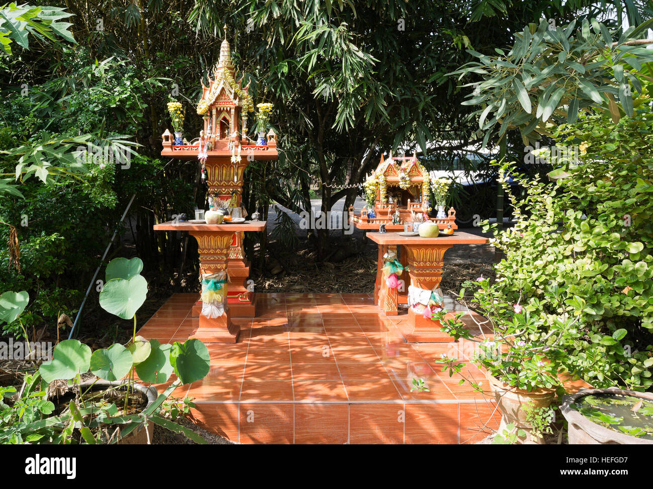 Ein Geisterhaus ist ein Schrein für den Schutzgeist eines Ortes, die häufig in ganz Thailand Stockfoto