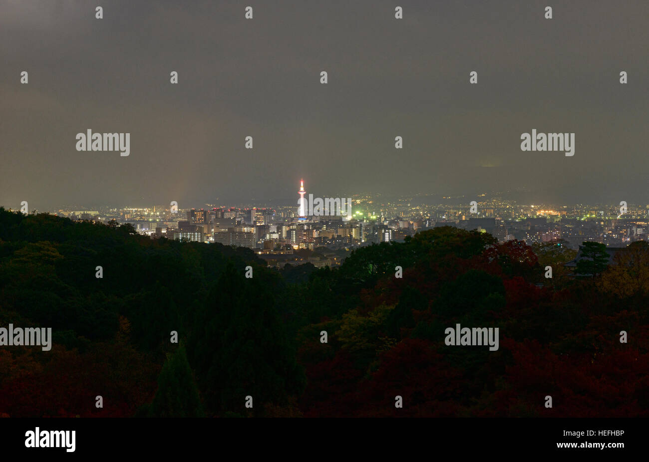 Blick auf die Stadt und Kyoto Tower bei Nacht, Kyoto, Japan Stockfoto