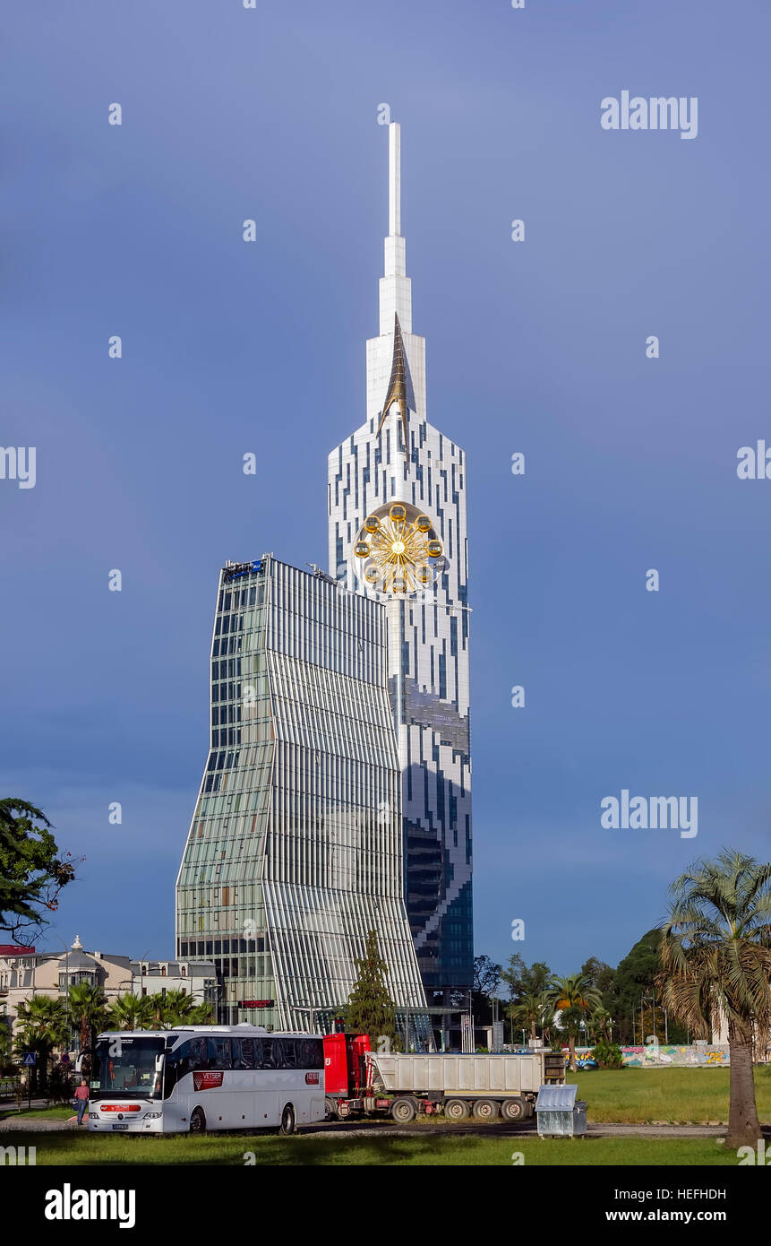 Technological University Tower mit Riesenrad und Radisson Blu Hotel Batumi Georgien. Stockfoto