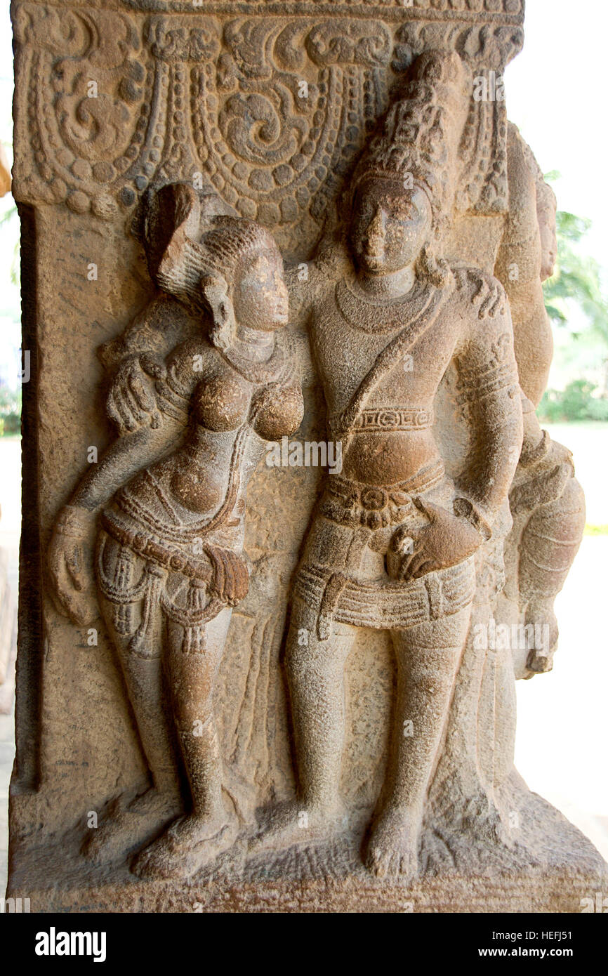 Anmutige göttliche paar geschnitzt auf Steinsäule in Virupaksha-Tempel in Pattadakal, Bagalkot Bezirk, Karnataka, Indien, Asien Stockfoto