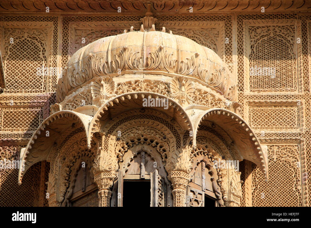 Nahaufnahme von komplizierten Carven auf Haube und Umfassungsmauer in Patawon-Ki-Haweli, Jaisalmer Fort, Jaisalmer, Rajasthan, Indien, Asien Stockfoto