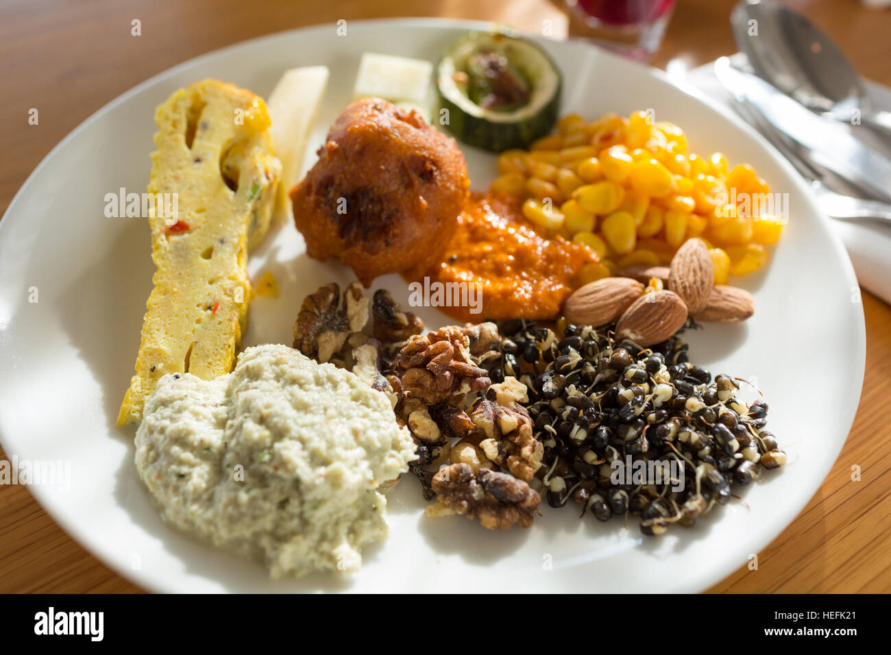 Köstliches indisches Frühstück bestehend aus Sortiment von Eiern, Walnüsse, Mandeln, Mais, Auswuchs schwarz Gramm Mysore Bonda und Chutney Stockfoto