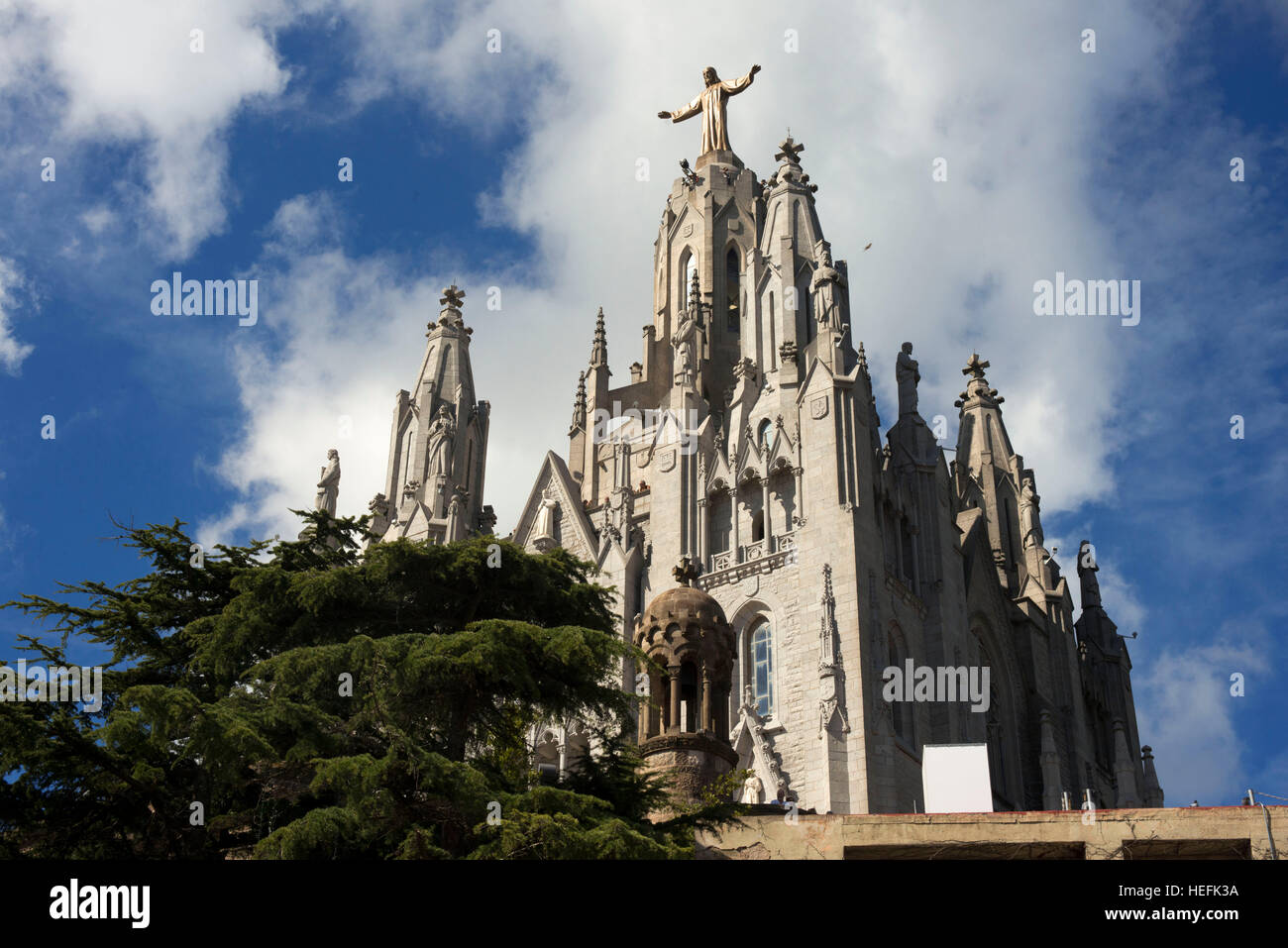 Der Haupteingang des Temple Expiatori del Sagrat Cor, Barcelona, Spanien. Tempel des Heiligen Herzens. Kirche des Heiligsten Herzens Jesu am Gipfel des Stockfoto