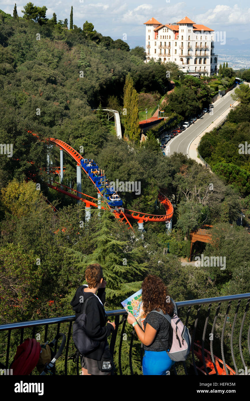 Achterbahn im Freizeitpark der Tibidabo, Barcelona, Spanien. Tibidabo ist ein Berg mit Blick auf Barcelona, Katalonien, Spanien. Mit 512 Metern ist es das t Stockfoto