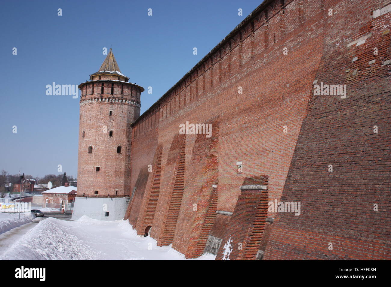Kolomna Kreml in Moskau. Kreml-Mauer und Turm Marinkin (Kolomna) Stockfoto