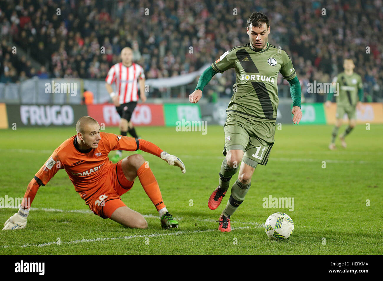 KIELCE, Polen - 12. März 2016, polnischen Fußball-Premier League, Spiel: Cracovia Krakow - Legia Warszawa o/p Nemanja Nikolic und Grzegorz Sandomierski Stockfoto