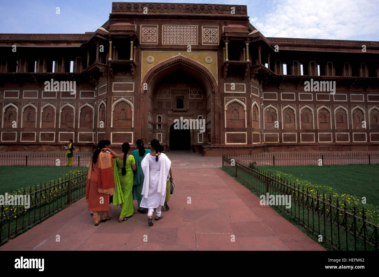 Gruppe von indischen Frauen tragen Saris Jahangir Palast, Red Fort, UNESCO-Weltkulturerbe, Agra, Uttar Pradesh, Indien. Stockfoto