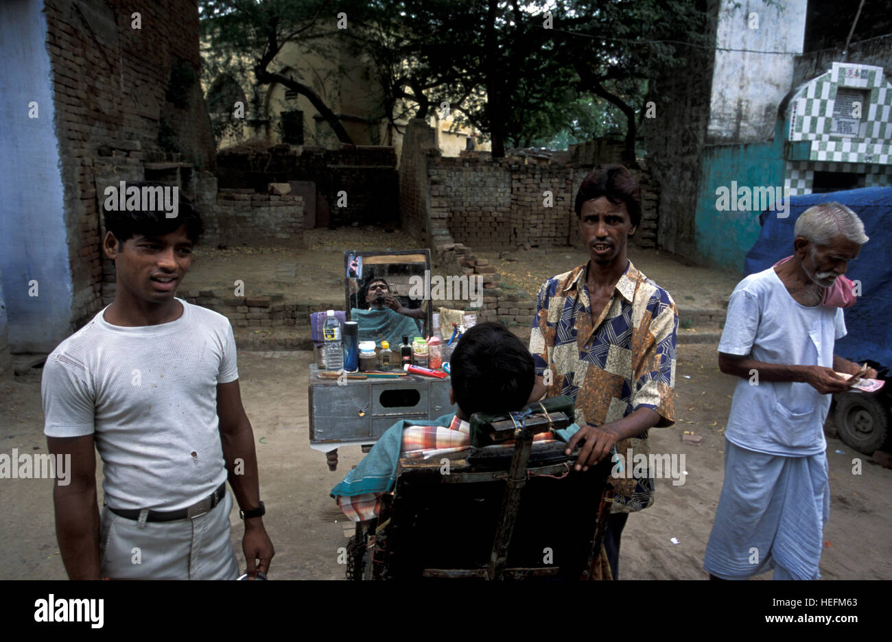 Straße Barbier mit Kunden in Agra, Uttar Pradesh, Indien Stockfoto