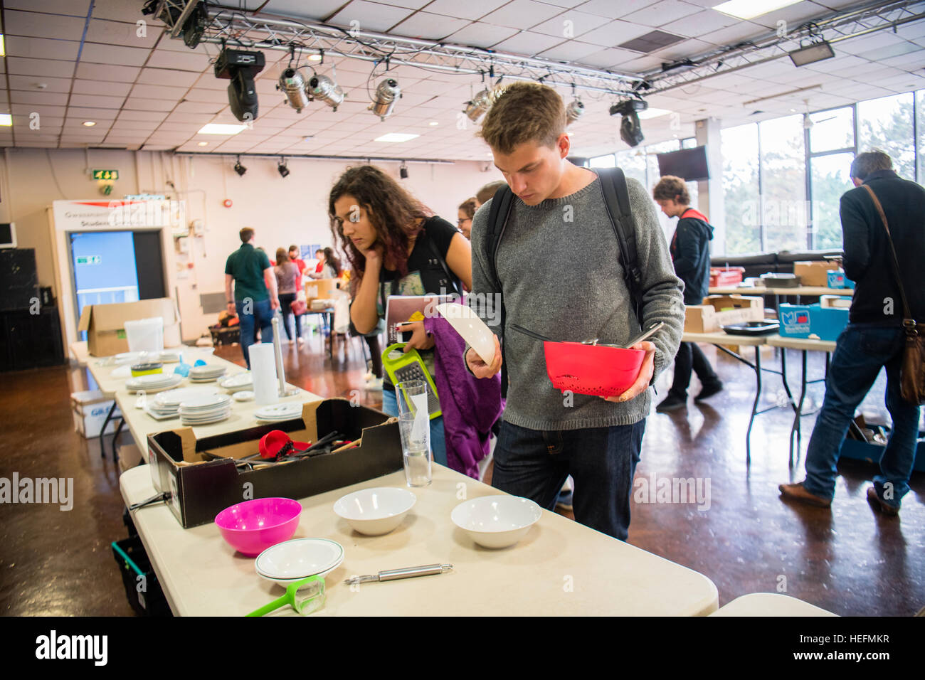 Universitätsausbildung in Großbritannien: Aberystwyth University Studenten kaufen gebrauchte Haushaltswaren, Küchenutensilien und Geschirr zu Beginn des Schuljahres 2016 / 17 Stockfoto
