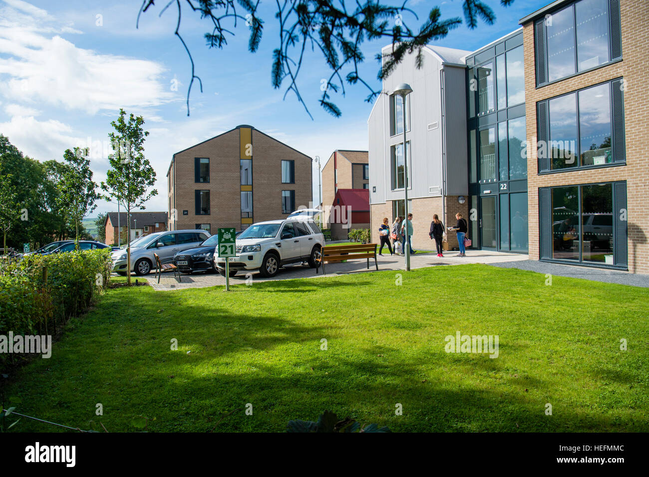 Universitätsausbildung in Großbritannien: Aberystwyth University Studenten mit Hilfe Fropm der Eltern, Umzug in Fferm Penglais Selbstversorger-Wohnheim zu Beginn des Schuljahres 2016 / 17 Stockfoto