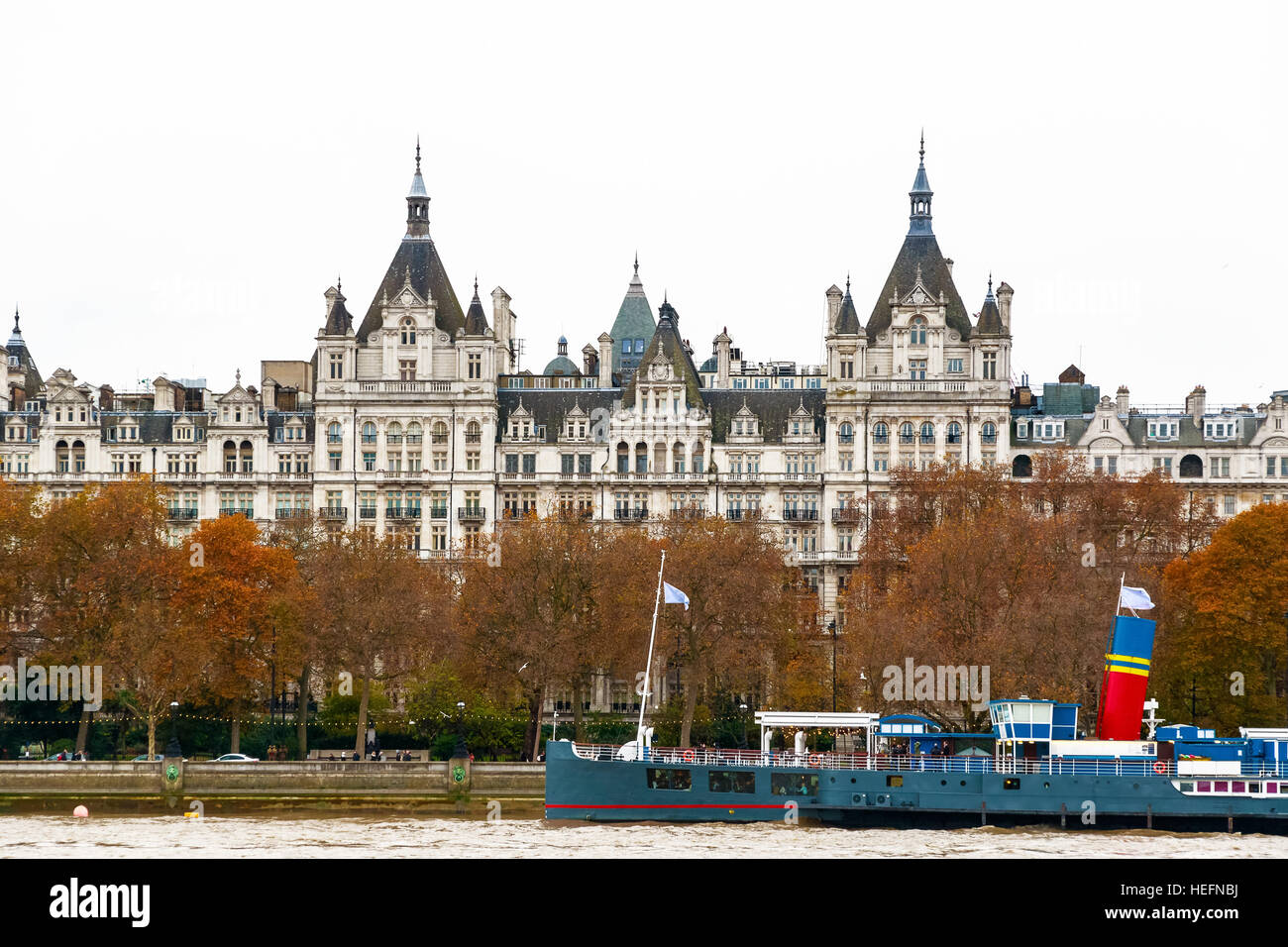Das Royal Horseguards Hotel von Southbank in London gesehen Stockfoto
