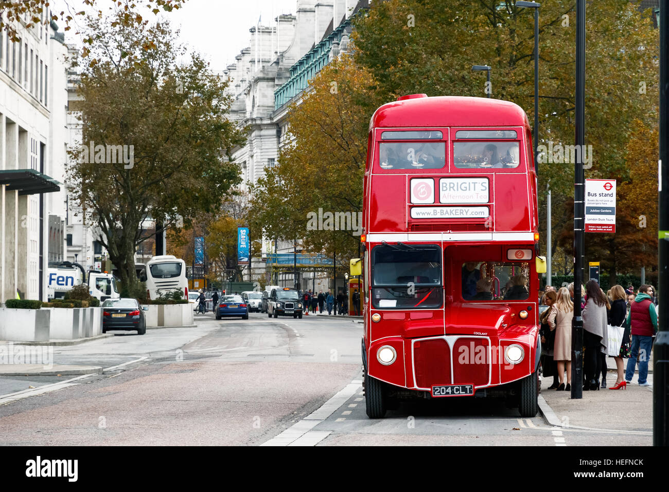 London, UK - Leute 19. November 2016 - einsteigen in den roten Bus für einen Nachmittag Tee-Bustour Stockfoto