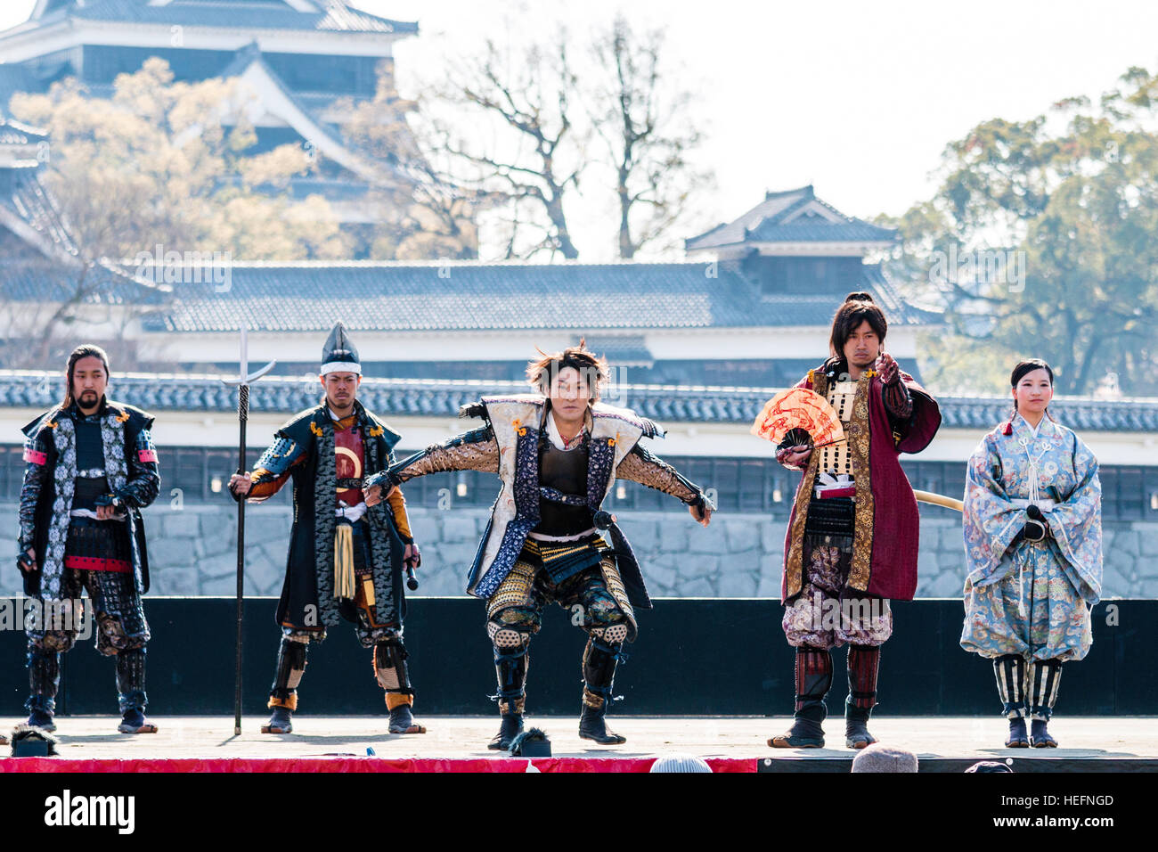 Japanische Yosakoi Festival. Tänzer gekleidet wie Samurai Warriors, kurze Show auf der Bühne mit Kumamoto Schloss im Hintergrund. Stockfoto