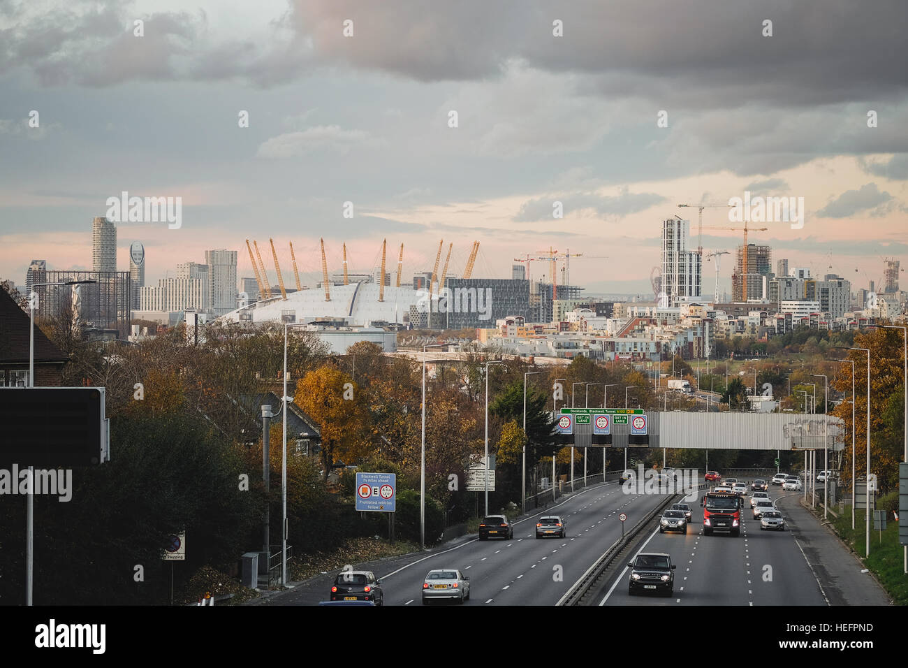Skyline von London, die O2 Arena und Greenwich Millennium Village von Charlton Straße über die A102 zeigt Stockfoto