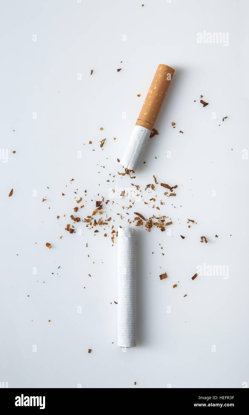 gebrochene Zigarette auf weißem Hintergrund zur Raucherentwöhnung symbolisieren Stockfoto