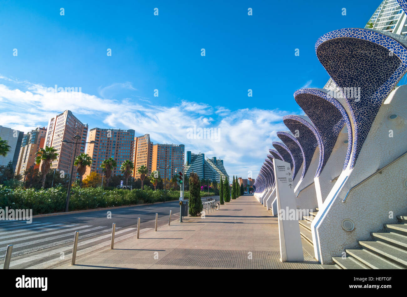 Leere Gehsteig entlang einer Valencia Stadt Allee.  Aufwendige blaue Mützen über Treppen, die zu dem Arts Center führen. Stockfoto