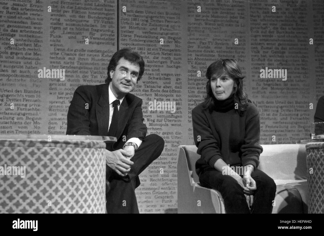 Jahresrückblick Auf Das Jahr 1981 in der Show "Menschen 81" von Frank Elstner, Deutschland 1981, Regie: Frank Elstner, Mitwirkende: Showmaster Kurt Felix Im Gespräch Mit Desiree Nosbusch Stockfoto