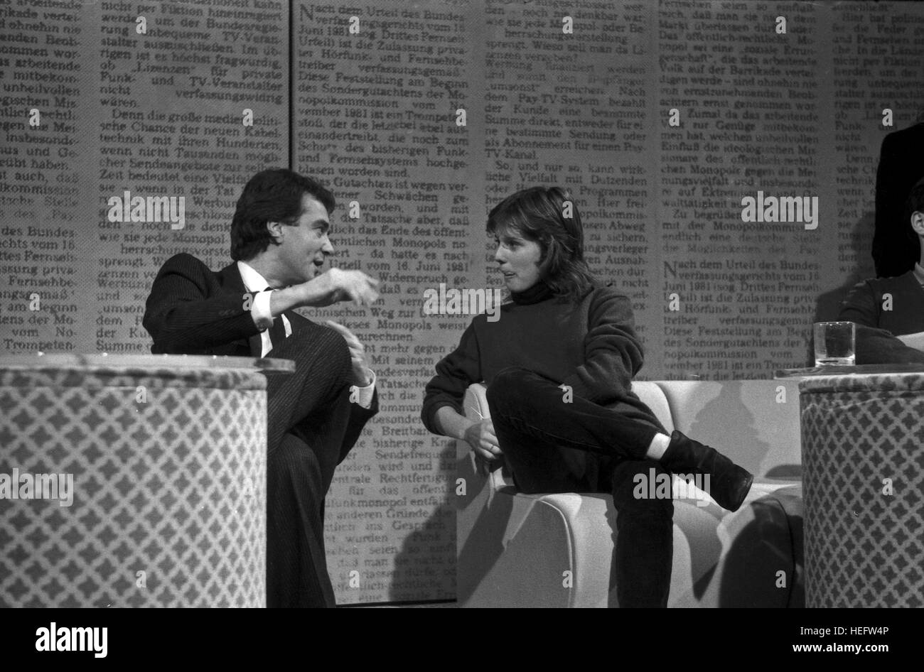 Jahresrückblick Auf Das Jahr 1981 in der Show "Menschen 81" von Frank Elstner, Deutschland 1981, Regie: Frank Elstner, Mitwirkende: Showmaster Kurt Felix Im Gespräch Mit Desiree Nosbusch Stockfoto