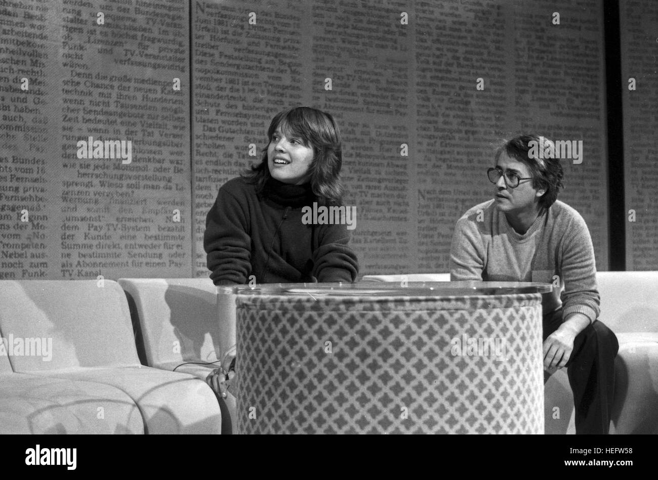 Jahresrückblick Auf Das Jahr 1981 in der Show "Menschen 81" von Frank Elstner, Deutschland 1981, Regie: Frank Elstner, Mitwirkende: Desiree Nosbusch Mit Frank Elstner Stockfoto