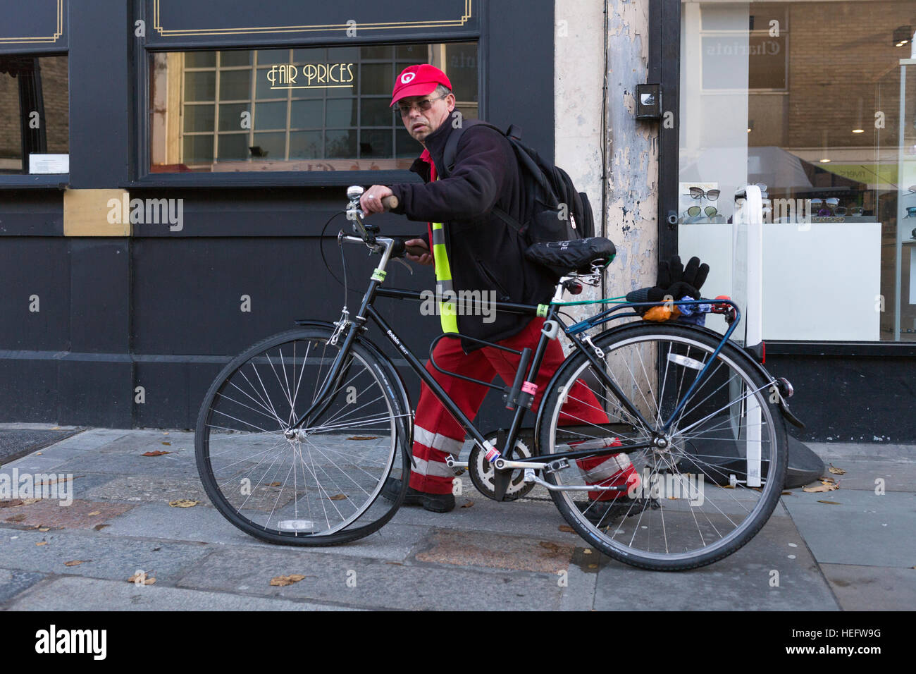 Radfahrer erfasst schob sein Fahrrad in Waterloo nach der Begegnung mit einer Reifenpanne Stockfoto
